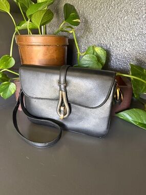 True Vintage Black Leather Bag - Tailored Gold Clasp Shoulder Purse